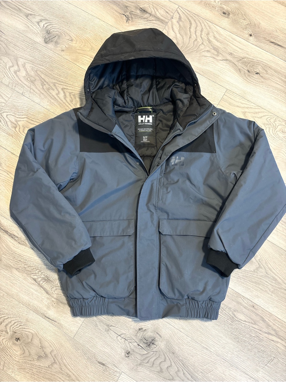 Helly Hansen Black and Gray Insulated Hooded Puffer Ski Jacket - Men’s Small